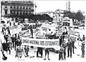 Não é de hoje que a Petrobras é envolvida em polêmicas. A campanha pela autonomia no campo do petróleo foi uma das mais polêmicas do Brasil republicano. De 1947 a 1953 o país dividiu-se entre aqueles que achavam que o petróleo deveria ser explorado exclusivamente por uma empresa estatal brasileira e aqueles que defendiam que a prospecção, refino e distribuição deveriam ser atividades exploradas por empresas privadas, estrangeiras ou brasileiras. Os nacionalistas argumentavam que se o Brasil não criasse uma empresa estatal, fatalmente aquele produto estratégico para o desenvolvimento econômico, seria oligopolizado pelas grandes corporações internacionais e que desta forma o país se veria refém daquelas grandes companhias. Em dezembro de 1951, Getúlio Vargas enviou ao Congresso o projeto 1516 que previa a criação de uma empresa mista, com controle majoritário da União. Pelo país afora os debates se ascenderam. O Partido Comunista Brasileiro, na ilegalidade, liderou uma série de manifestações, juntamente com os estudantes da UNE, a favor do monopólio estatal, enquanto a grande imprensa defendia a posição dos interesses privatistas. Grande parte da oficialidade mostrou-se simpática a estatização do petróleo, apesar de não concordar com o ativismo dos comunistas e sua adesão as teses nacionalistas. Finalmente, depois de uma batalha parlamentar de 23 meses, o Senado terminou por aprovar a criação da Petrobrás, sancionada por Vargas. O petróleo finalmente era nosso, como na frase atribuída a Monteiro Lobato.