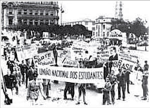 Não é de hoje que a Petrobras é envolvida em polêmicas. A campanha pela autonomia no campo do petróleo foi uma das mais polêmicas do Brasil republicano. De 1947 a 1953 o país dividiu-se entre aqueles que achavam que o petróleo deveria ser explorado exclusivamente por uma empresa estatal brasileira e aqueles que defendiam que a prospecção, refino e distribuição deveriam ser atividades exploradas por empresas privadas, estrangeiras ou brasileiras. Os nacionalistas argumentavam que se o Brasil não criasse uma empresa estatal, fatalmente aquele produto estratégico para o desenvolvimento econômico, seria oligopolizado pelas grandes corporações internacionais e que desta forma o país se veria refém daquelas grandes companhias. Em dezembro de 1951, Getúlio Vargas enviou ao Congresso o projeto 1516 que previa a criação de uma empresa mista, com controle majoritário da União. Pelo país afora os debates se ascenderam. O Partido Comunista Brasileiro, na ilegalidade, liderou uma série de manifestações, juntamente com os estudantes da UNE, a favor do monopólio estatal, enquanto a grande imprensa defendia a posição dos interesses privatistas. Grande parte da oficialidade mostrou-se simpática a estatização do petróleo, apesar de não concordar com o ativismo dos comunistas e sua adesão as teses nacionalistas. Finalmente, depois de uma batalha parlamentar de 23 meses, o Senado terminou por aprovar a criação da Petrobrás, sancionada por Vargas. O petróleo finalmente era nosso, como na frase atribuída a Monteiro Lobato.